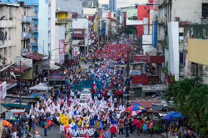Los trabajadores sindicalizados protestan en apoyo de los maestros en huelga frente a la Asamblea Nacional en la Ciudad de Panamá, el miércoles 13 de julio de 2022. (Foto AP/Arnulfo Franco)