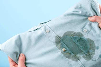 Los tres trucos infalibles para eliminar las manchas de aceite en la ropa (Foto: iStock)