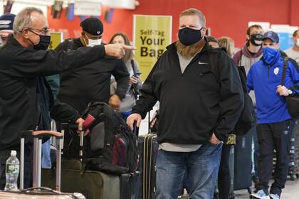 Los viajeros esperan antes de viajar desde el Aeropuerto Internacional Cleveland Hopkins, ayer en Cleveland