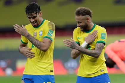 Lucas Paqueta (izquierda) y Neymar festejan el segundo gol de Brasil ante Ecuador en un partido de la eliminatoria mundialista, disputado el viernes 4 de junio de 2021 en Porto Alegre (AP Foto/Andre Penner)