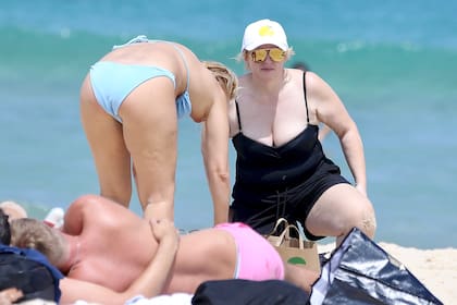 Luego de compartir los sentimientos que le produjo su aumento de peso en su cuenta de Instagram, Rebel Wilson se relajó y disfrutó de una tarde en la playa junto a su novia