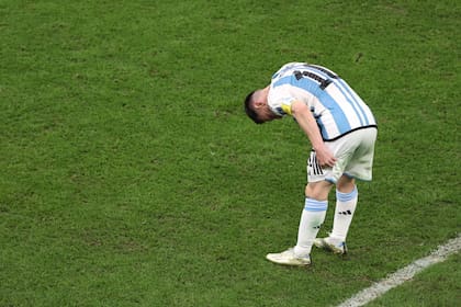 Lionel Messi de Argentina sostiene su pierna durante el partido semifinal de la Copa Mundial de la FIFA Qatar 2022 entre Argentina y Croacia en el Estadio Lusail el 13 de diciembre de 2022