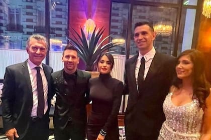 Macri conversó con Messi y el "Dibu" Martínez tras la ceremonia de los premios The Best en París