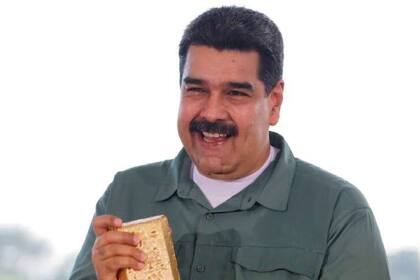 Maduro, con un lingote de oro durante un encuentro con el sector minero