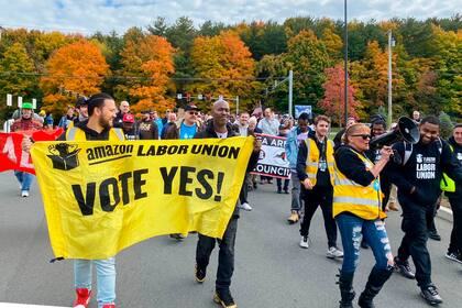 Manifestantes a favor de la sindicalización de los empleados de Amazon participan en una marcha en Castleton-On-Hudson, en el estado de Nueva York, el 10 de octubre de 2022.   (Rachel Phua vía AP)