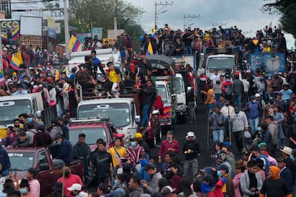 Manifestantes chocan con la policía durante una protesta contra el gobierno del presidente Guillermo Lasso en Quito, Ecuador, el martes 21 de junio de 2022. (AP Foto/Dolores Ochoa)