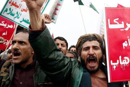 Manifestantes leales a los hutíes en Yemen protestan contra EE.UU. por redesignar al movimiento como "grupo terrorista global"