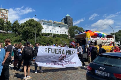 Manifestantes recibieron con protestas Javier Milei en Hamburgo