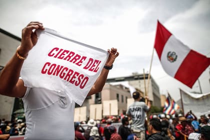 Manifestantes, simpatizantes del presidente de Perú Pedro Castillo, celebran la noticia del cierre del Congreso