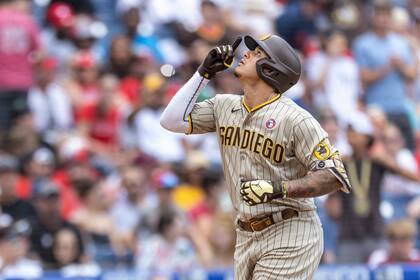 Manny Machado, de los Padres de San Diego, recorre las bases tras conectar un jonrón de tres carreras en el tercer inning del duelo ante los Filis de Filadelfia, el domingo 4 de julio de 2021, en Filadelfia. (AP Foto/Laurence Kesterson)