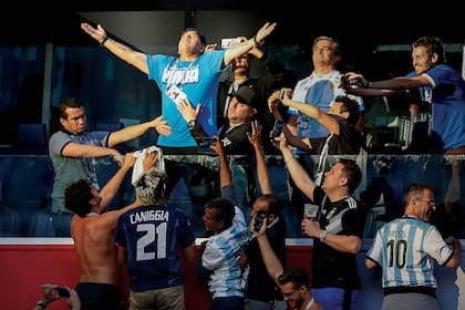 Maradona en la platea de Argentina vs Nigeria, Mundial de Rusia 2018.