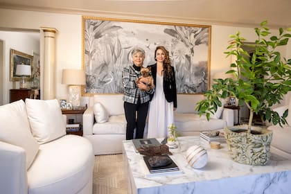 Margaret Gaxiola, a la izquierda, quien alguna vez fue ama de llaves de la casa que su hija Nichol Naranjo, a la derecha, compró en 2020, en Albuquerque, Nuevo México
