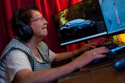 María Elena Arévalo, de 81 años, atenta a la acción del popular videojuego en línea Free Fire en su casa de Llay-Llay, en la región chilena de Valparaíso, el 19 de diciembre de 2023