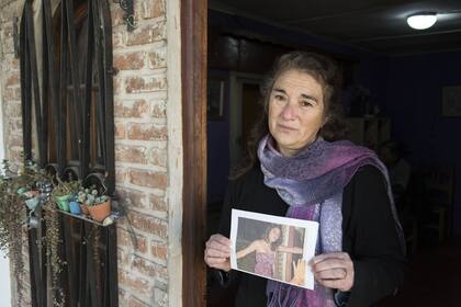 María Isabel López tiene en sus manos una foto de Ailén, su hija, que estuvo desaparecida desde 2013