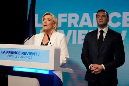 Marine Le Pen pronuncia un discurso acompañada del joven líder de Reunión Nacional, Jordan Bardella