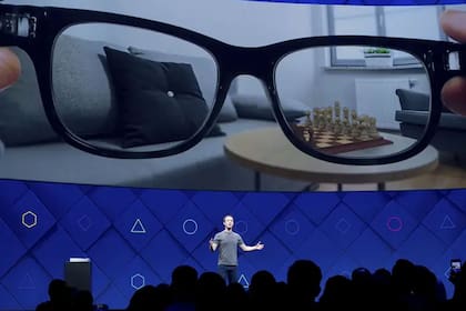 Mark Zuckerberg durante una presentación de la compañía de sus gafas inteligentes en la conferencia de desarrolladores F8 de 2017