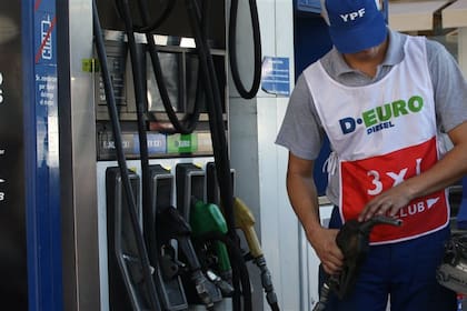 YPF aumenta desde este lunes un 9,5 % promedio el precio de sus combustibles.