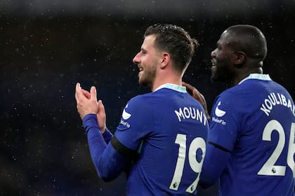 Mason Mount y Kalidou Koulibaly, del Chelsea, festejan el triunfo sobre Bournemouth en la Liga Premier, el martes 27 de diciembre de 2022, en Londres (AP Foto/Kin Cheung)
