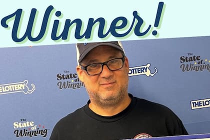 Massachusetts State Lottery dio a conocer la historia del ganador que compró sos boletos durante 20 años en la misma tienda de lotería y ganó (@MAStateLottery)