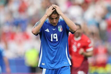 Mateo Retegui se toma la cabeza, símbolo de los lamentos de Italia por la eliminación en la Eurocopa