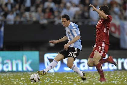 Maxi Rodríguez se apresta a marcar el segundo de los cinco goles con que Argentina superó a Canadá; fue un amistoso jugado en mayo de 2010 en el Monumental