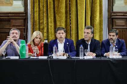 Máximo Kirchner, Verónica Magario, Axel Kicillof, Serio Massa y Carlos Bianco