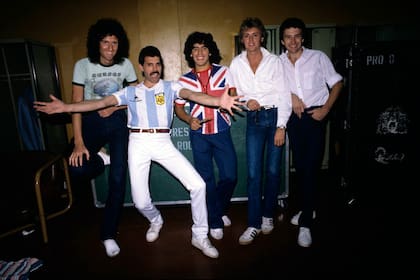 May, Mercury, Taylor y Deacon junto a un joven Maradona en 1981