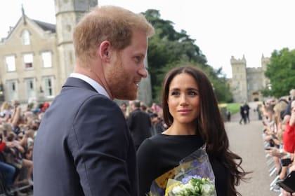 Meghan Markle junto al príncipe Harry frente al castillo de Windsor