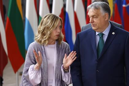 Meloni y Orban dialogan durante un alto en la cumbre en Bruselas