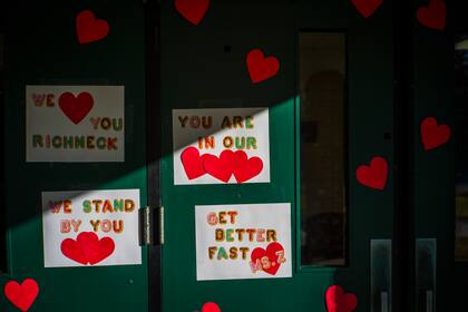 Mensajes de apoyo a la maestra Abby Zwerner, baleada por un alumno de seis años, decoran la puerta de la escuela primaria Richneck en Newport News, Virginia, 9 de enero de 2023. Los mensajes dicen "estamos contigo" y "mejora pronto". (AP Foto/John C. Clark)