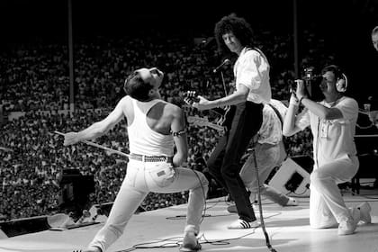 Mercury y May en el histórico set de Queen en el festival Live Aid, de 1985