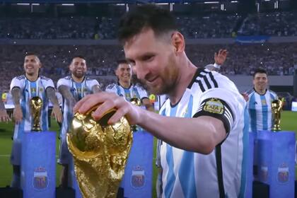 Messi acaricia la copa del mundo, en marzo pasado, en la fiesta tras la consagración