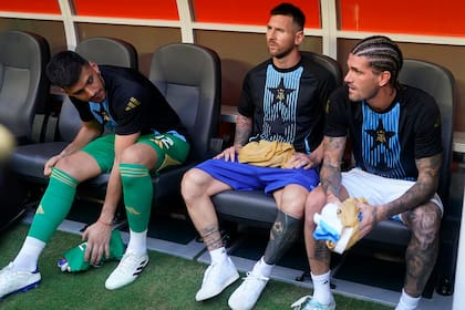 Messi junto a Rulli y De Paul, antes del arranque del partido