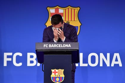 Messi llora durante el anuncio de su despedida de Barcelona; el club catalán confía en poder repatriarlo