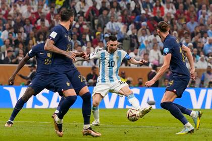 Messi maniobra entre tres franceses: impredecible