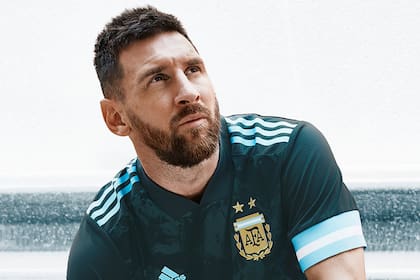 Messi posa con la nueva camiseta alternativa de la selección argentina