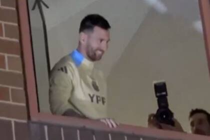Messi salió a saludar al balcón del hotel el día de su cumpleaños