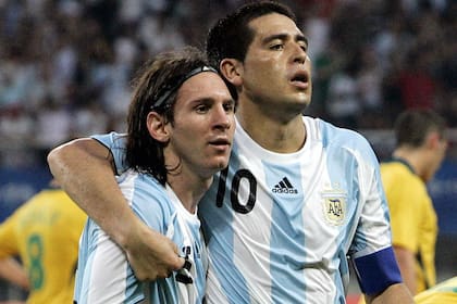 Además de haber jugado juntos en la Selección argentina, Messi y Riquelme comparten el mismo día de cumpleaños