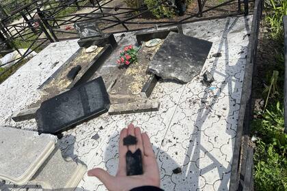 Metralla de munición de racimo en un cementerio de Járkov, ciudad ucraniana que fue blanco de intensos ataques rusos en junio de 2022
