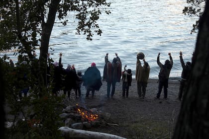 Miembros de la comunidad mapuche en la zona de conflicto, en las orillas del Lago Mascardi
