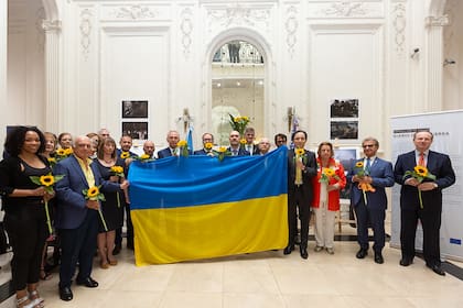 Miembros del G7 y otros funcionarios se reunieron hoy en la sede centro de Icana en el aniversario de la guerra en Ucrania (Foto: Embajada de EEUU en Argentina)