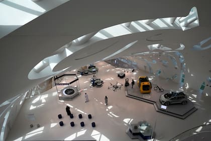 Miembros del personal esperan a los visitantes en el Museo del Futuro, un espacio de exhibición de ideas innovadoras y futuristas en Dubái, Emiratos Árabes Unidos, el miércoles 23 de febrero de 2022. (Foto AP/Kamran Jebreili)