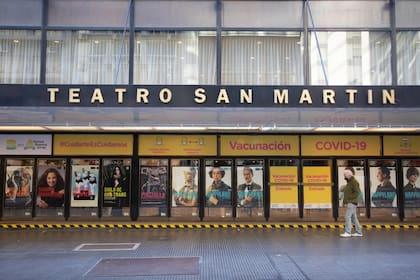 Mientras el Hall del Teatro San Martín continúa funcionando como vacunatorio, el más importante teatro público de la ciudad solamente tendrá actividad escénica los sábados y domingos. Por el momento, como el resto de las salas porteñas, funciona con un tercio de su capacidad máxima de espectadores