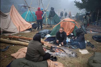 Migrantes acampan en la frontera con temperaturas heladas y a la espera de una solución