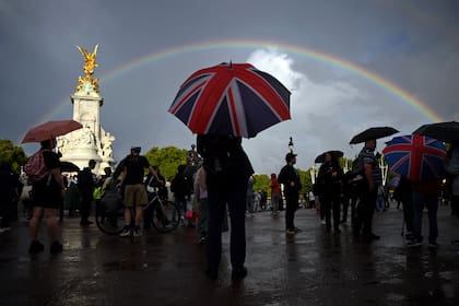 Miles de británicos se acercaron a Buckingham Palace para homenajear a Isabel II