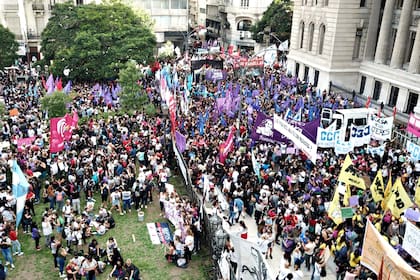 Miles de mujeres participan de la marcha de Ni Una Menos frente al palacio de los tribunales porteños