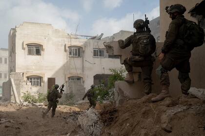 Militares isarelíes en el barrio de Shujaiya, en Ciudad de Gaza