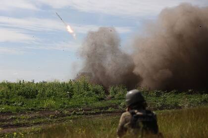 Militares ucranianos de la 10ª Brigada de Asalto a la Montaña "Edelweiss" disparan un cohete de un lanzacohetes múltiple BM-21 'Grad' hacia posiciones rusas, cerca de Bakhmut, en la región de Donetsk.