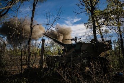 Militares ucranianos disparan un cañón autopropulsado polaco de 155mm-howitzer Krab desde una posición en la línea del frente en la región de Donetsk el 19 de octubre de 2022, en medio de la invasión rusa de Ucrania.