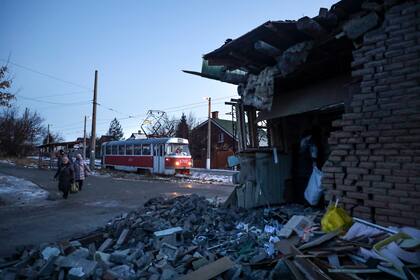 Militares ucranianos disparan un mortero hacia posiciones rusas cerca de Bakhmut, en la provincia de Donetsk, Ucrania, el miércoles 11 de enero de 2023. (AP Foto/Evgeniy Maloletka)